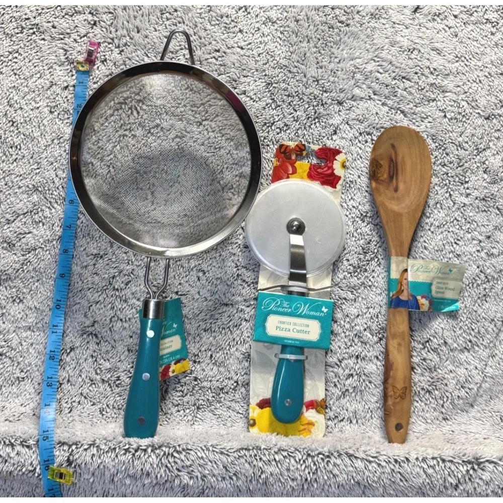 Pioneer Woman Frontier Collection Teal 3pc Kitchen Lot Strainer Pizza Cutter NEW